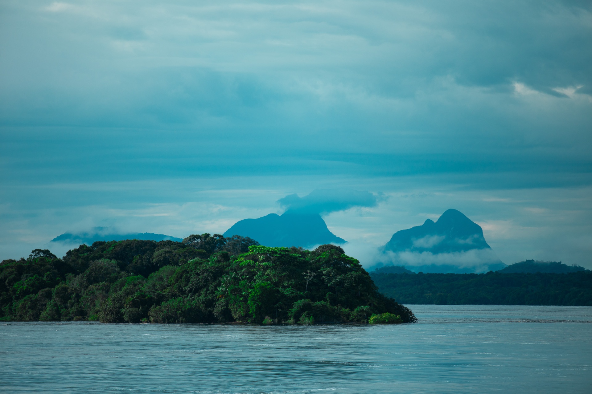 Montaña entre nubes sobre la selva