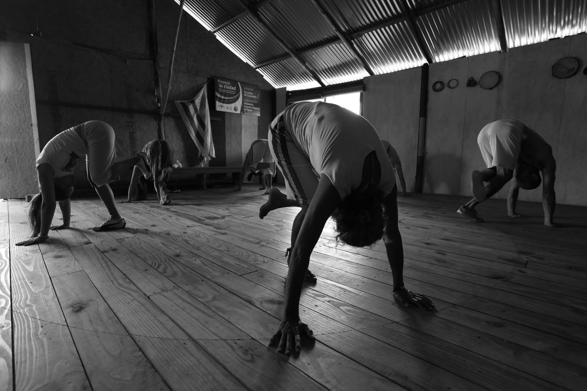 Cuerpos doblados, la madera del piso