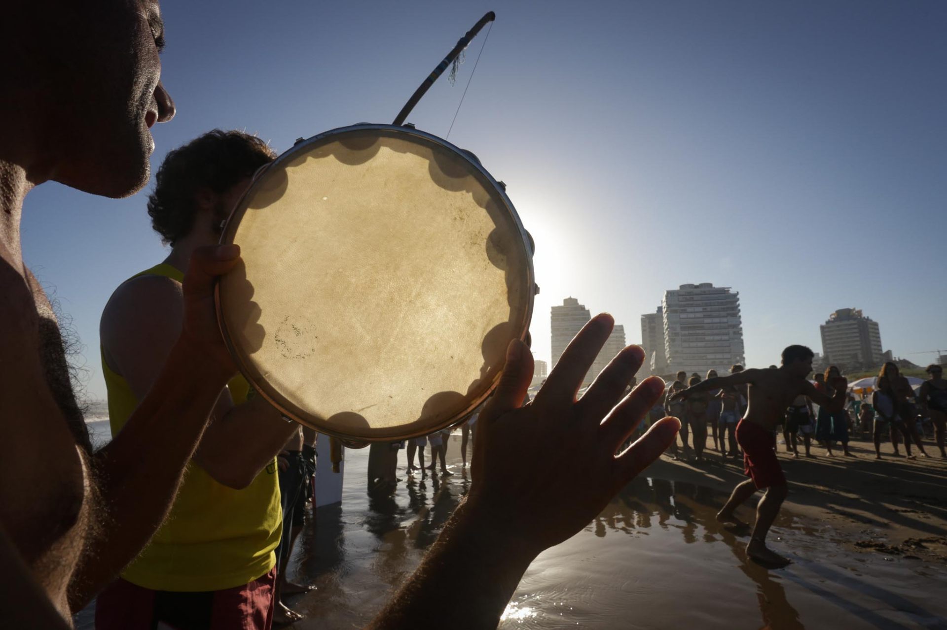 Pandeiro a contraluz, roda dentro del agua