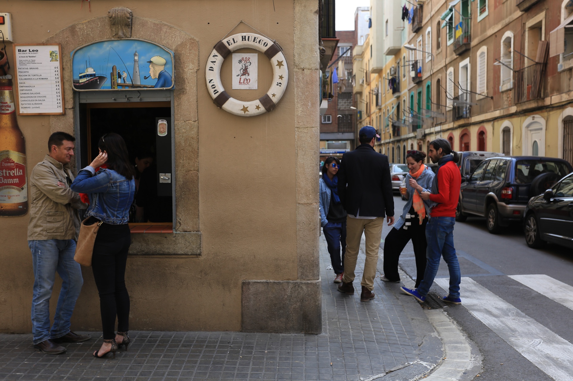 Bar Leo en La Barceloneta, gente en la esquina