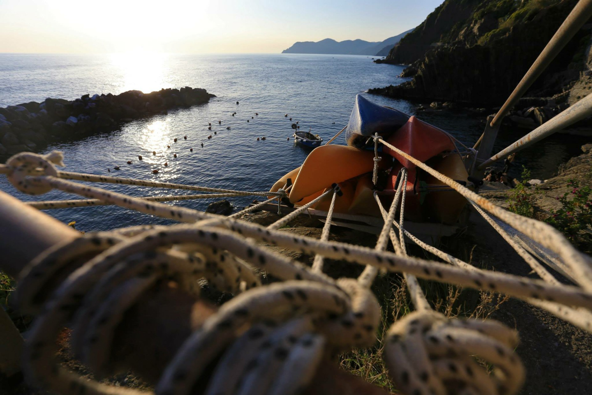 Kayaks amarrados sobre la costa al atardecer