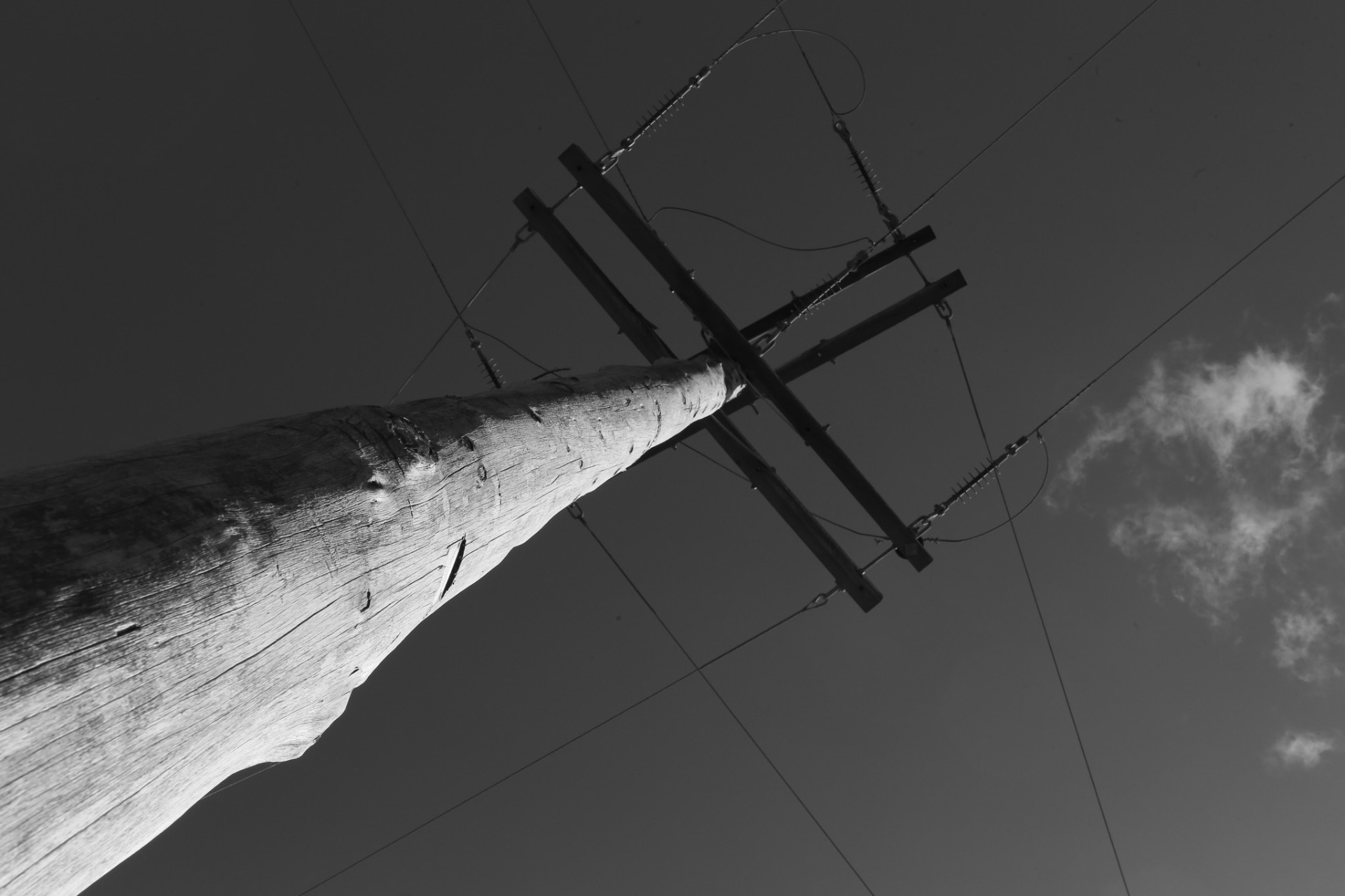 Poste de tendido eléctrico contrapicado