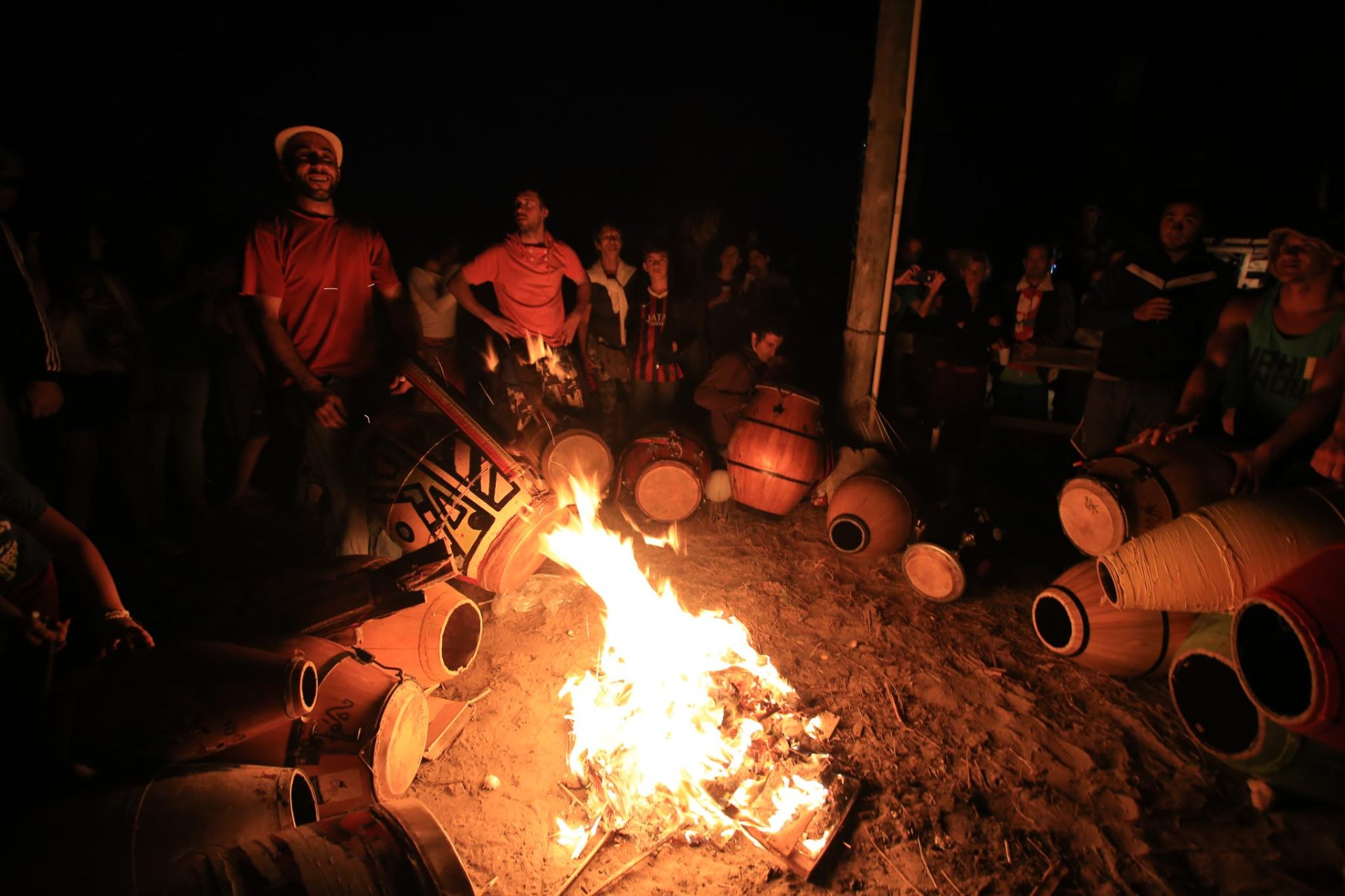 Ronda de tambores alrededor del fuego