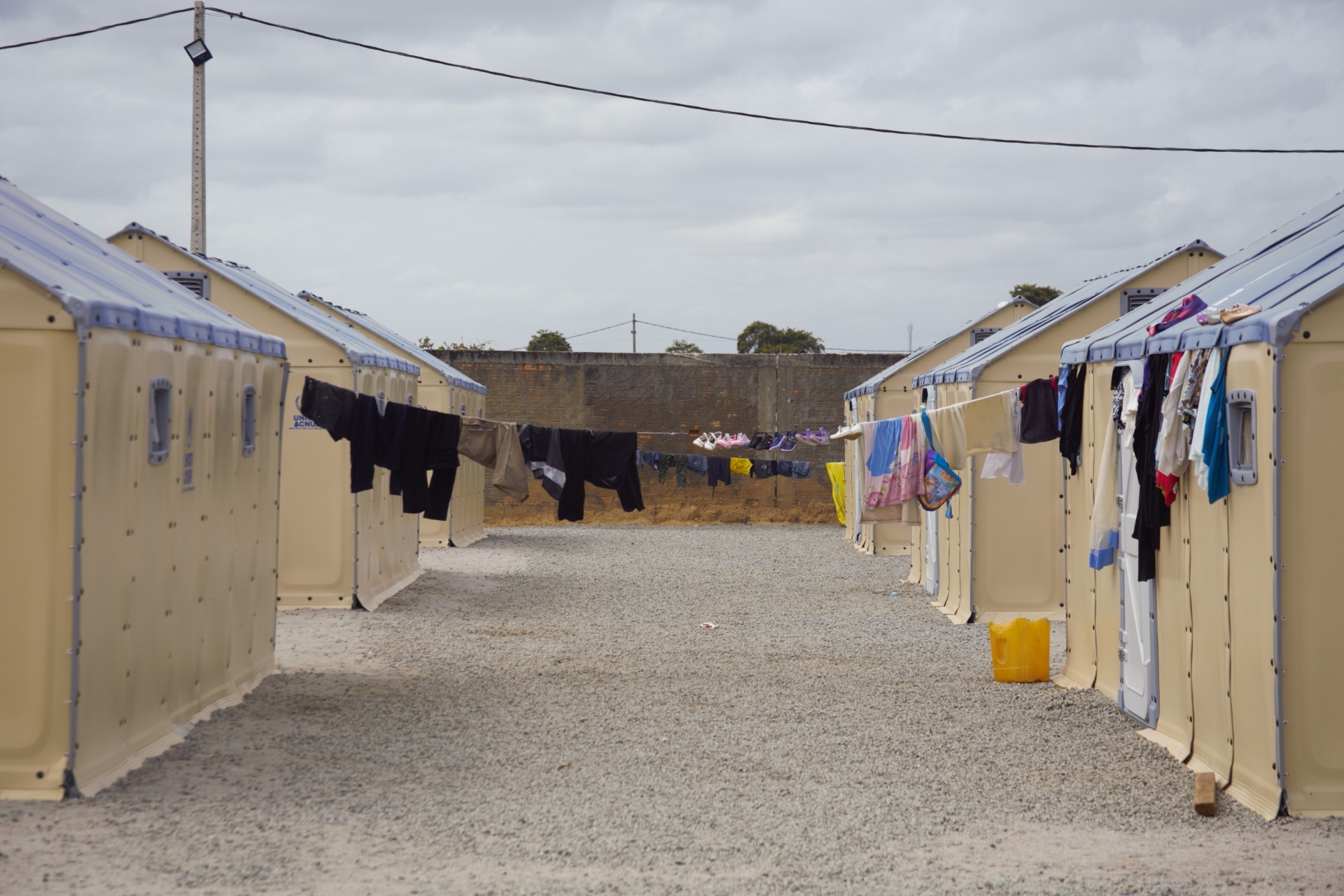 Carpas de ACNUR con ropa tendida en el abrigo