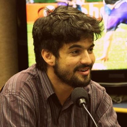 alvaro andrade en estudio de radio