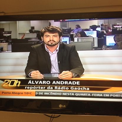 alvaro andrade presentando informativo