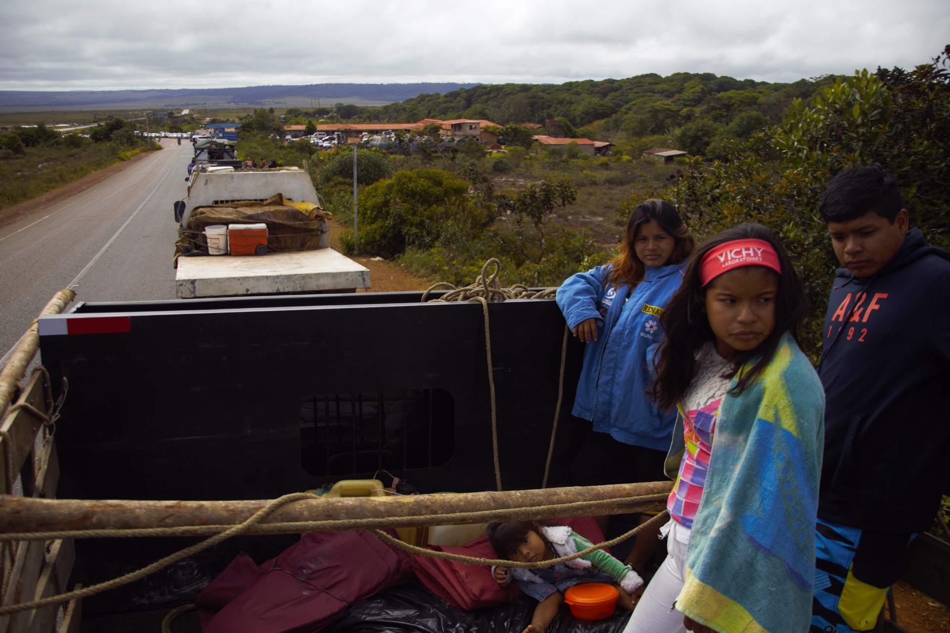 Familia venezolana sobre camión cruzando la frontera con Brasil