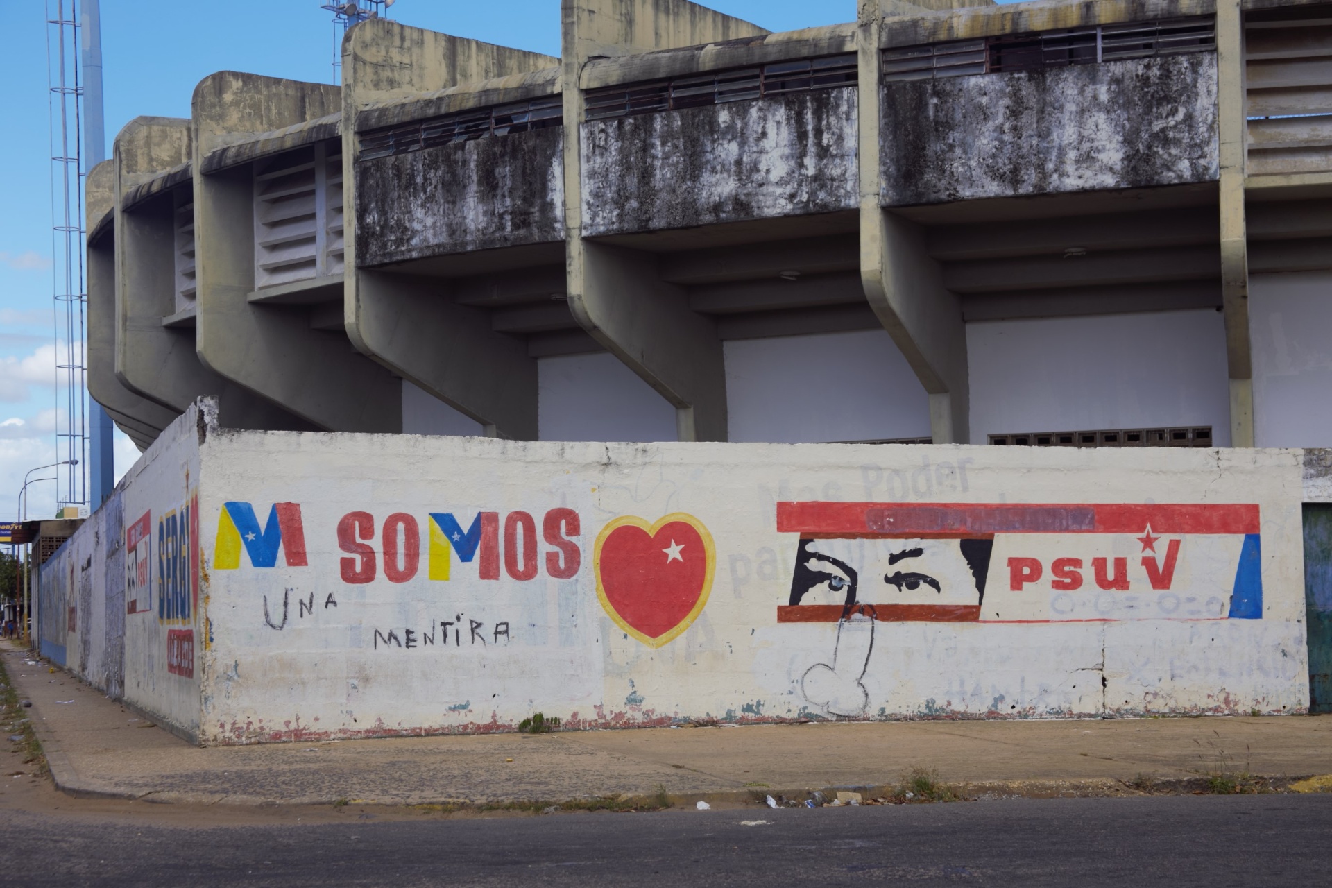 Mural del PSUV con la frase 'una mentira' escrita encima